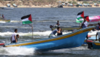 زوارق الاحتلال تقصف قوارب الفلسطينيين شمالي غزة