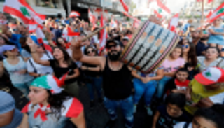 احتجاجات لبنان.. رقص ويوجا وقرع للطناجر على "جثة الطائفية"