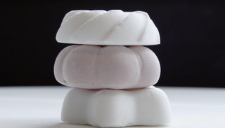 بوزن غرام واحد.. "ميرانج السماء" أخف حلوى في العالم 