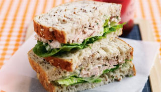 اللانش بوكس الصحي يحتوي على السندوتشات المتنوعة والخضار والفاكهة