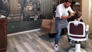 بلوتيجير أثناء قص شعر أحد الأطفال المصابين بالتوحد
