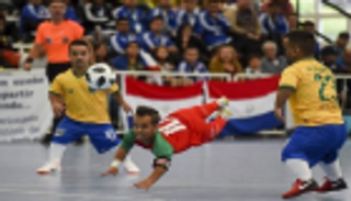 قائد المغرب لقصار القامة يشعل مباراة نجوم العالم وأفريقيا