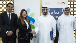 مدير "دبي لتنمية الاستثمار" يصافح رئيسة بنك ستاندرد تشارترد بالإمارات