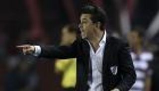 مدرب ريفر بليت يهدد منصب فالفيردي في برشلونة