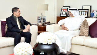  الدكتور أنور بن محمد قرقاش خلال لقاء الدكتور محمد مالكي بن عثمان