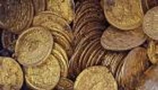 يبحث عن خاتم مفقود فيكتشف عملات أثرية بـ100 ألف إسترليني