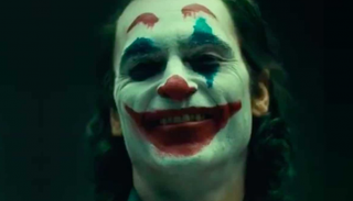 مشهد للممثل خواكين فينيكيس بطل فيلم "الجوكر"