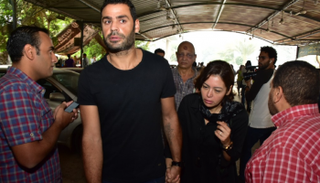 لقاء الخميسي وزوجها فى جنازة هيثم أحمد زكي