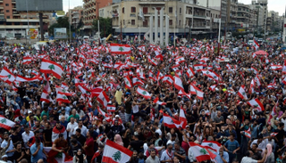 الاحتجاجات الشعبية في لبنان مستمرة بسبب الأزمات الاقتصادية