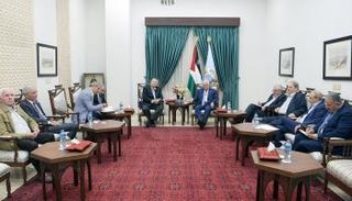 الرئيس الفلسطيني مستقبلا حنا ناصر مساء الأربعاء