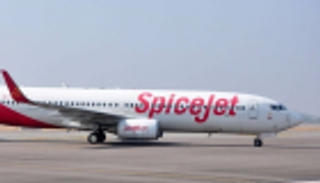 طاقم طائرة يصلح زجاج نافذة مكسورا بشريط لاصق