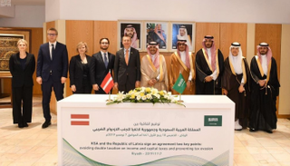 صورة تذكارية في مكتب وزير المالية السعودي بمناسبة توقيع الاتفاقية