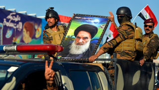 قوات الأمن العراقية تحمل صورة السيستاني