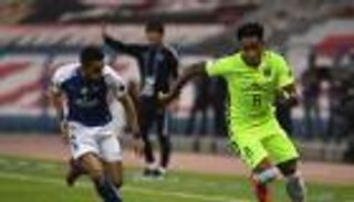 جماهير الهلال تحاصر أوراوا بالقمصان الزرقاء من المدرجات