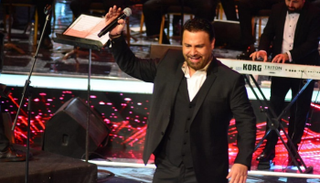 المغني اللبناني عاصي الحلاني يشدو في حفله بدار الأوبرا