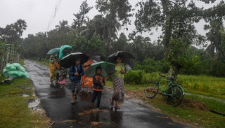 أسرة في طريقها إلى مركز للإيواء  