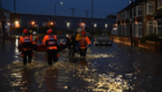 مصرع امرأة بفيضانات إنجلترا.. وإجلاء العشرات