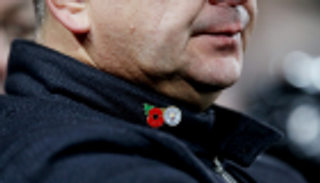 سر "الوردة الحمراء" التي زينت قمة ليفربول ومانشستر سيتي