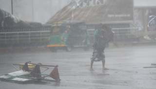 الإعصار بلبل وصل إلى اليابسة ودمر مئات المنازل