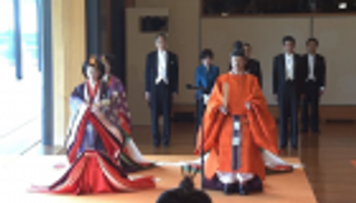 موكب إمبراطور اليابان وزوجته يجوب شوارع طوكيو