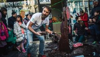 روجر ومساعده يهدمان جدار الشيكولاتة ويوزعانه على الحضور