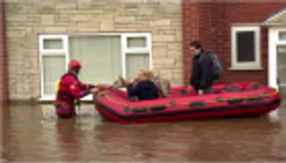 تحذيرات في بريطانيا من استمرار الفيضانات