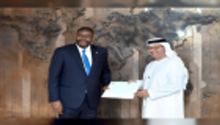 رسالة خطية لمحمد بن زايد من الرئيس الليبيري تسلمها قرقاش