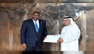 الدكتور أنور بن محمد قرقاش خلال تسلمه الرسالة