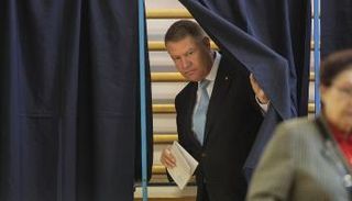 الرئيس المنتهية ولايته كلاوس يوهانيس خلال الإدلاء بصوته