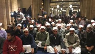 طلاب العلم خلال المجلس الحديثي