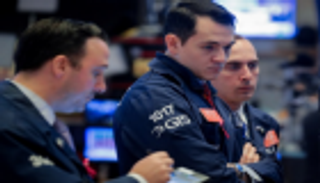 مخاوف التجارة تدفع مؤشرات الأسهم الأمريكية للتباين