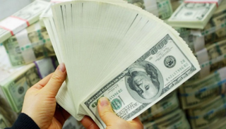 الدولار يرتفع قبيل كلمة لترامب بشأن التجارة