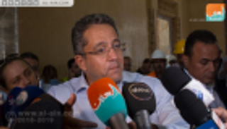 علماء آثار يفحصون مومياء حيوان غريب في مصر