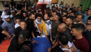 لحظة وداع الشهيد عمر البدوي 