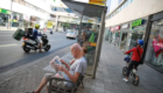 الصواريخ الفلسطينية تشل تل أبيب.. شوارع خاوية وصافرات تدوي 