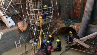 انتشال العمال بعدما طمرتهم مياه الأمطار