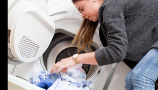 الملابس القطنية السوداء من الملابس التي ينبغي غسلها على جانبها الداخلي