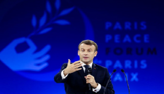 الرئيس الفرنسي إيمانويل ماكرون خلال افتتاح منتدى باريس للسلام