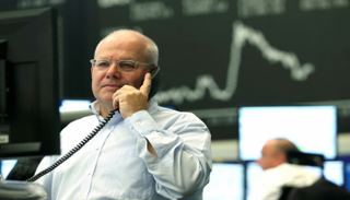 متداول يعمل في بورصة فرانكفورت - رويترز