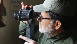 أحد ضباط الجيش الليبي أثناء عملية رصد المليشيات