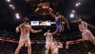 3 ثلاثيات في 90 ثانية تهدي ليكرز فوزا مثيرا على صنز بدوري السلة الأمريكي