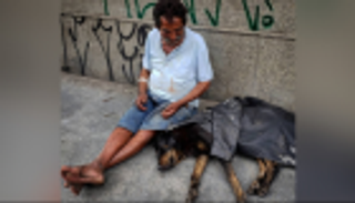 مشرد يعطي معطفه الوحيد لكلب: يحميني ويشاركني طعامه