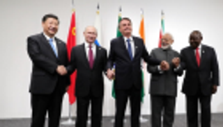 دول "بريكس" تخطط لاستخدام عملاتها الوطنية بديلا للدولار