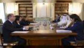 سيف بن زايد ووزيرة الداخلية الإيطالية يبحثان علاقات التعاون