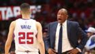 فيديو.. لاعب يحتفل بطرد والده من مباراة بدوري السلة الأمريكي