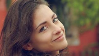 جوزة الطيب تسهم في تفتيح البشرة