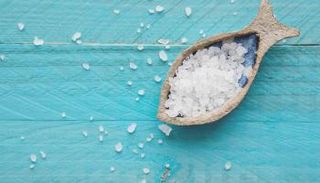 ملح البحر يسهم في تقشير البشرة وتنعيمها