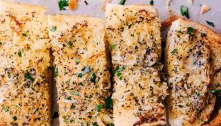 خبز بالجبن والأعشاب