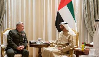 الشيخ محمد بن زايد آل نهيان خلال لقائه الفريق أول كينيث ماكنزي