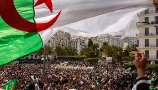 جزائريون يحتجون على استمرار الوجوه القديمة في حكم البلاد - أرشيفية